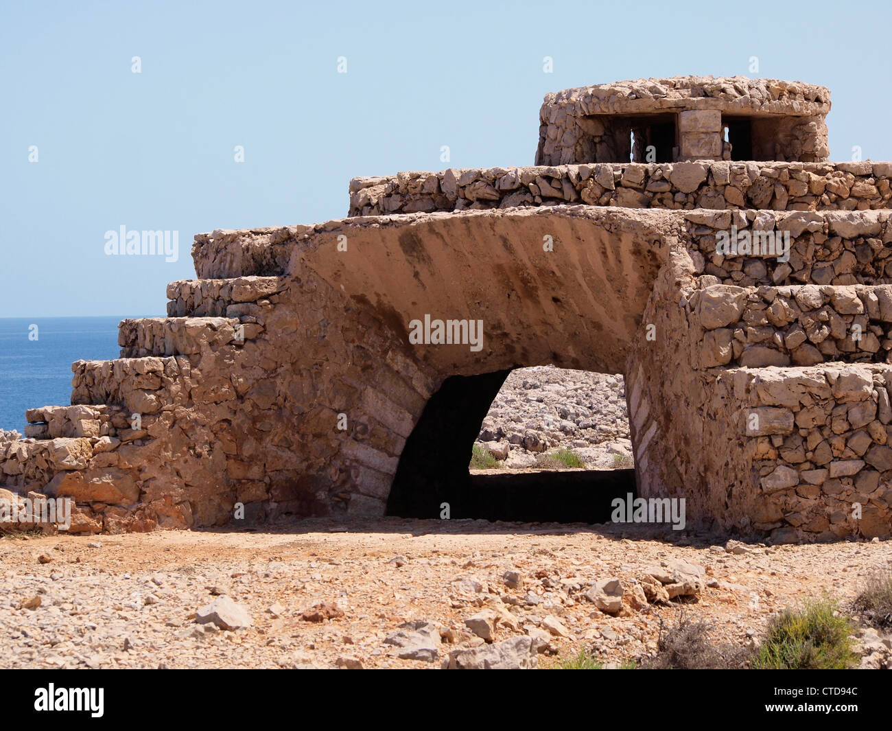 KREISFÖRMIGE ALTE STEIN ABWEHRKRÄFTE BEI PUNTA NATI IN DER NÄHE VON LEUCHTTURM MENORCA SPANIEN Stockfoto