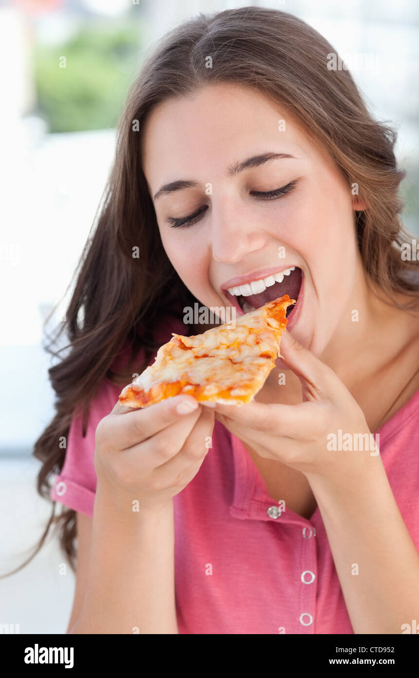 Eine Frau dabei, Pizza essen Stockfoto