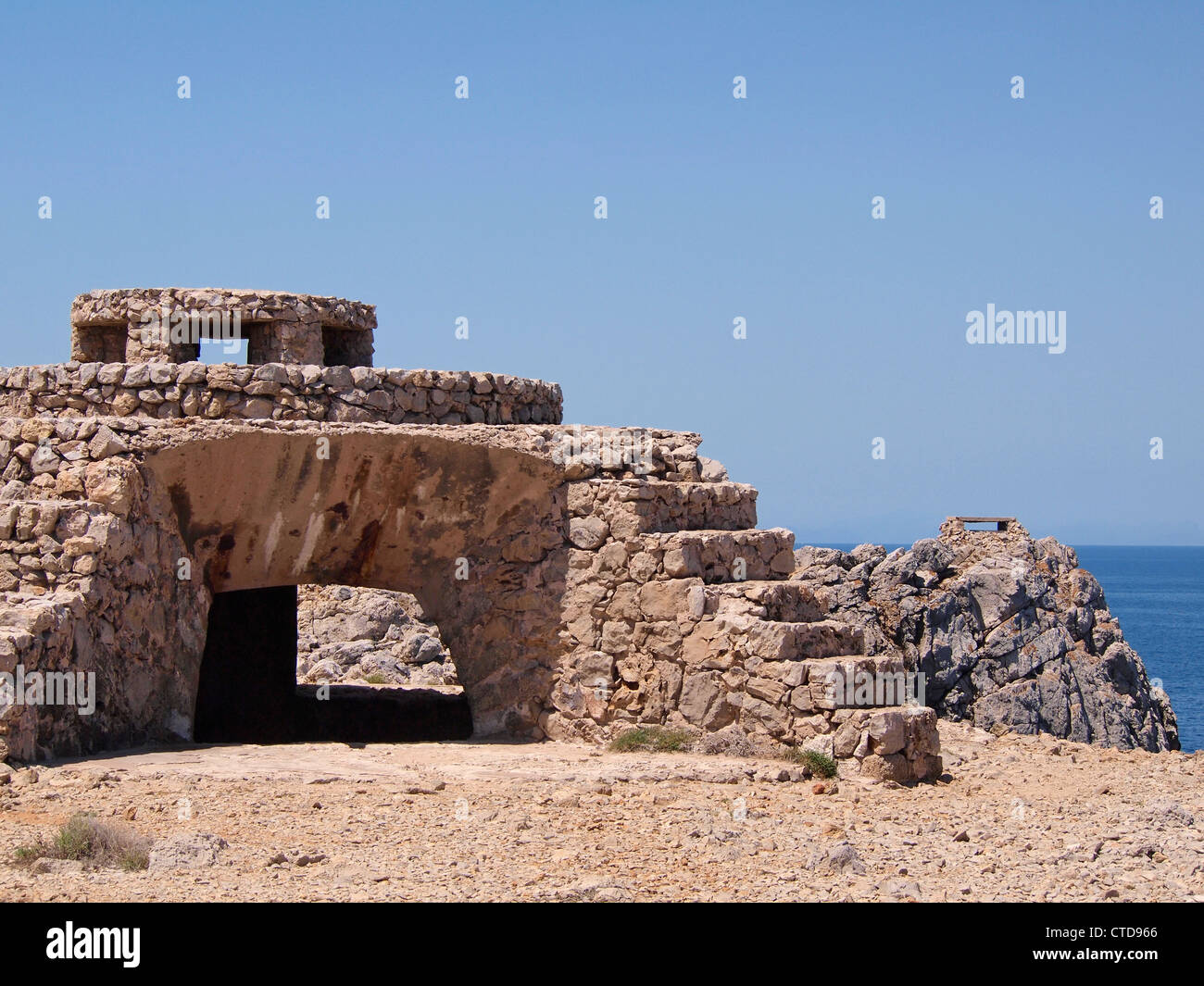 ALTE STEINERNE ABWEHRKRÄFTE BEI PUNTA NATI IN DER NÄHE VON LEUCHTTURM MENORCA SPANIEN Stockfoto