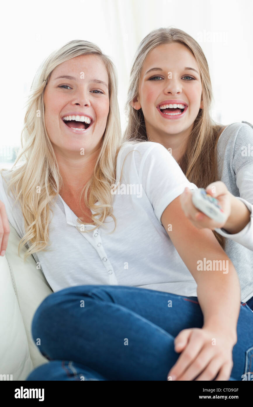 Nahaufnahme des Lachens Mädchen vor dem Fernseher Stockfoto