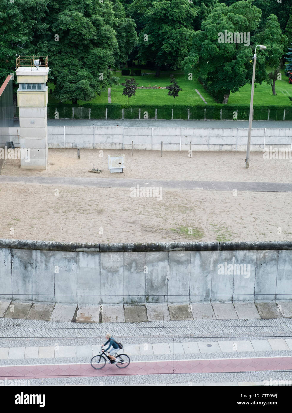 Abschnitt der original Berliner Mauer an der Bernauer Straße mit ehemaligen Todesstreifen und Wachturm in Berlin Deutschland Stockfoto