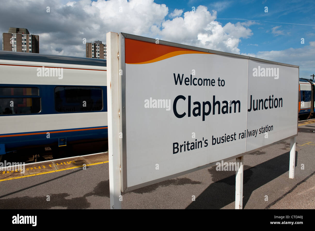 Willkommen Sie Schild auf der Plattform von Clapham Junction, Großbritanniens verkehrsreichsten Bahnhof, England. Stockfoto