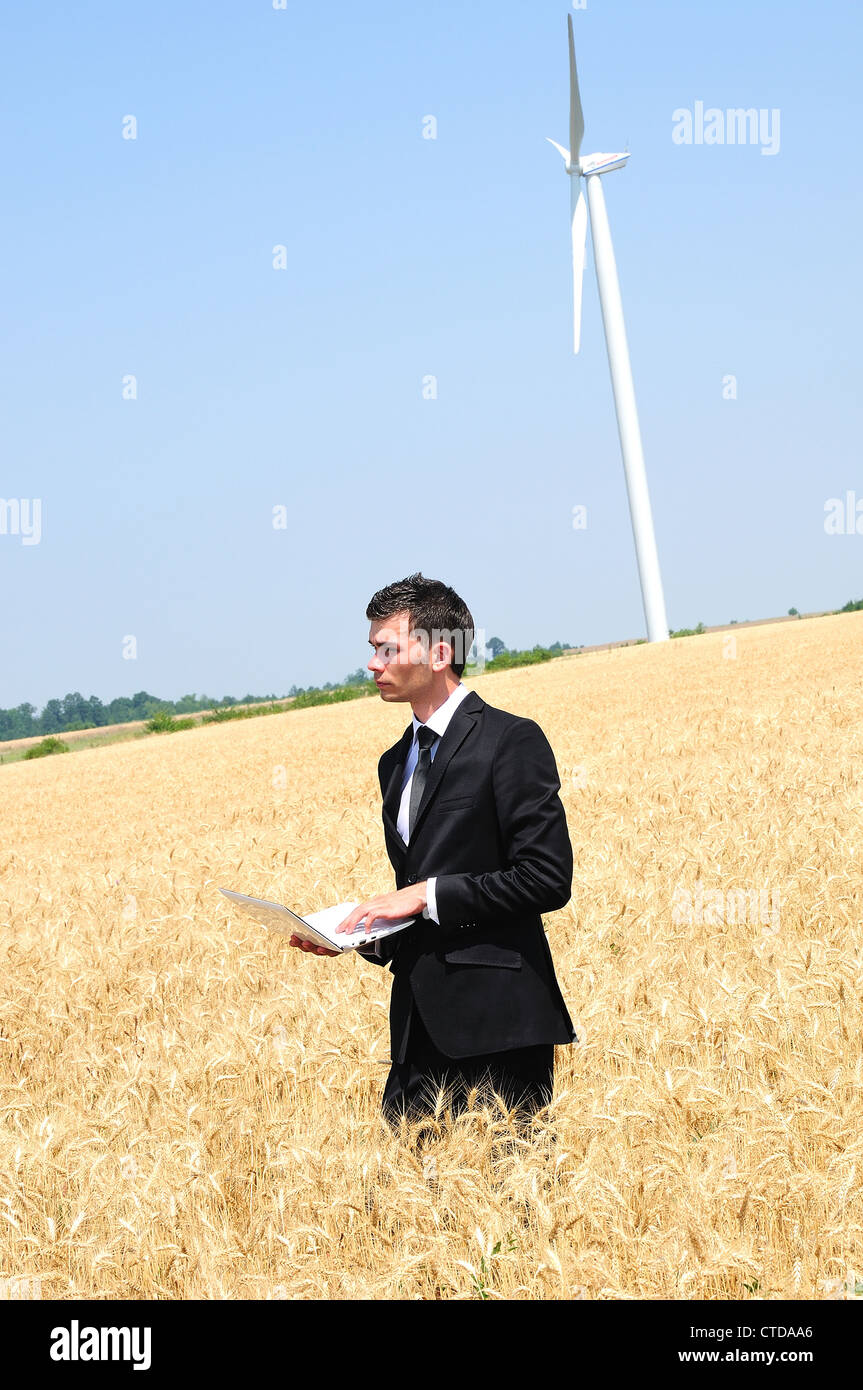 Business-Mann stehend in Getreide Stockfoto