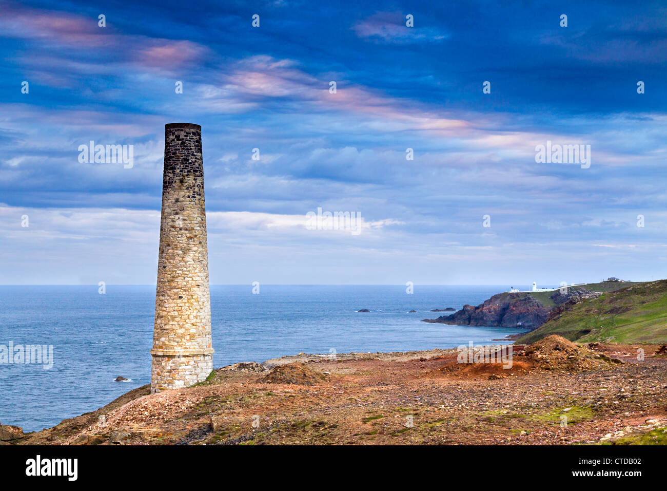 Levante und Geevor; alten Mine Schornstein; Cornwall; VEREINIGTES KÖNIGREICH; mit Blick auf Leuchtturm Pendeen Stockfoto