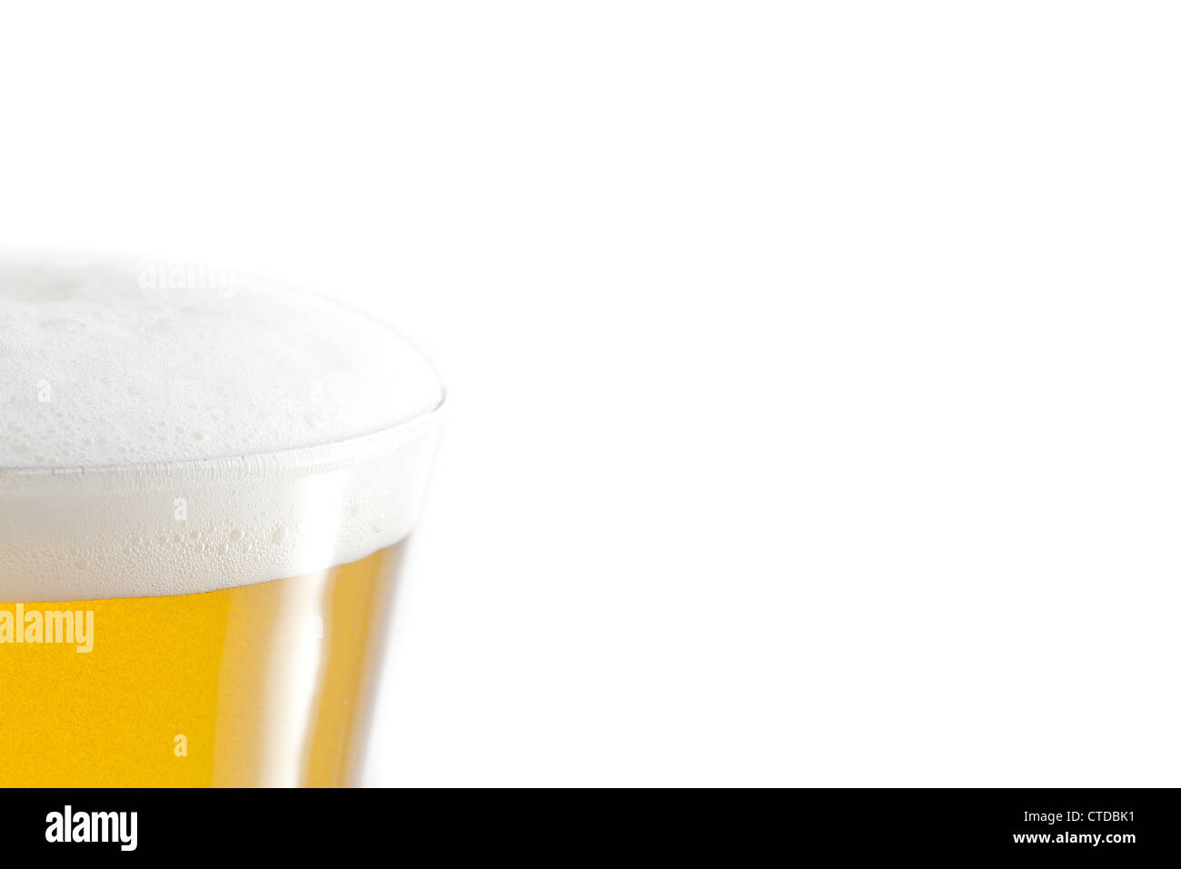 Volles Glas Bier und Schaum Stockfoto