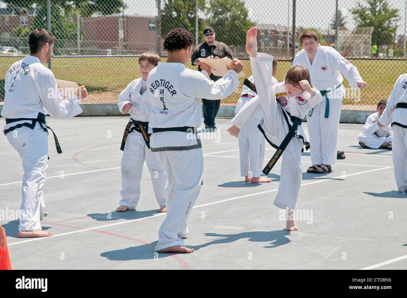 Demonstration Leistungen der Sektion Karate auf dem Fest von einem der Bezirke von Philadelphia, Philadelphia, PA, USA Stockfoto
