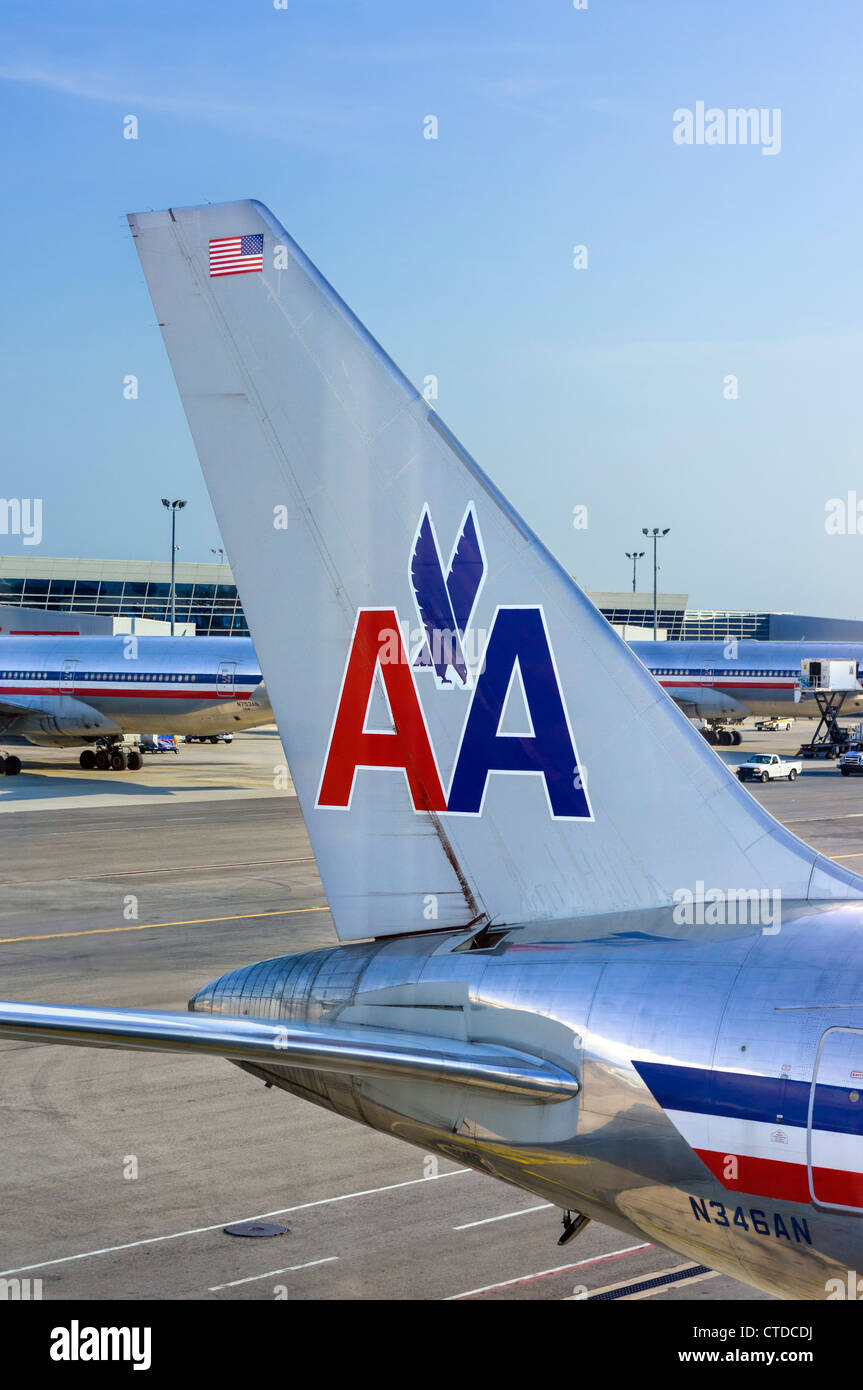 Das Heck des Flugzeuges American Airlines Boeing 767-300 geparkt vor dem Tor am JFK-Flughafen, New York, USA Stockfoto