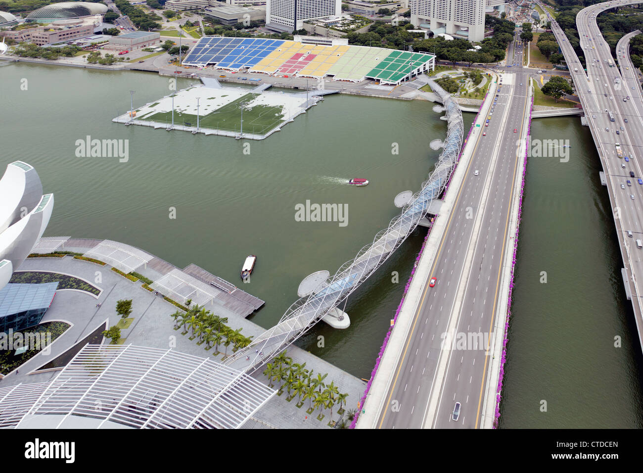 DNA Helix-Brücke über den Yachthafen in Singapur inspirieren Stockfoto