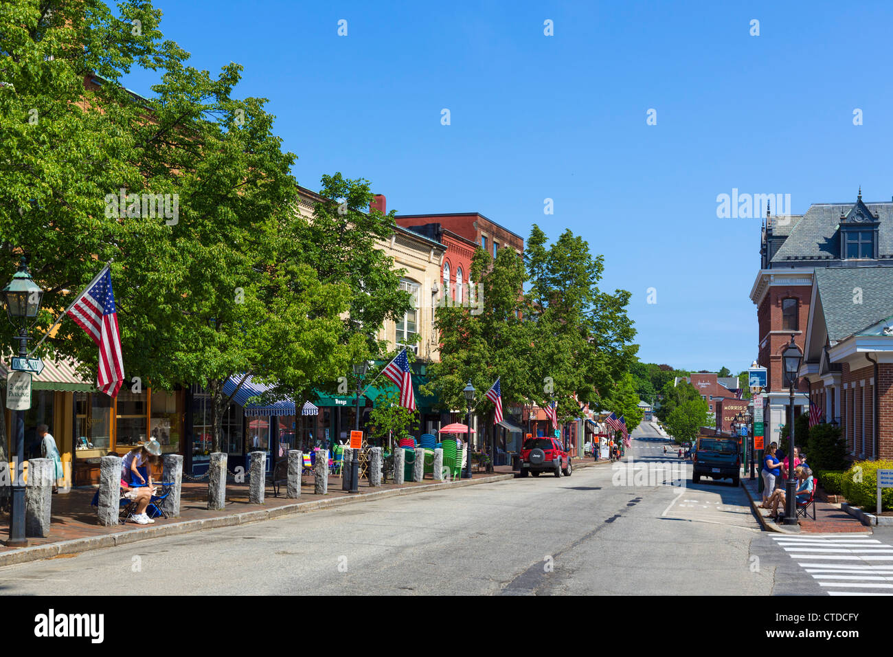 Zeigen Sie nach unten Front Street in der historischen Stadt Bath, Maine, USA an Stockfoto