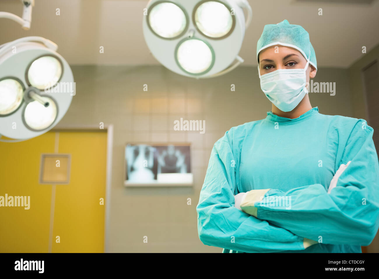 Krankenschwester mit Arme gekreuzt tragen chirurgische Kleidung Stockfoto