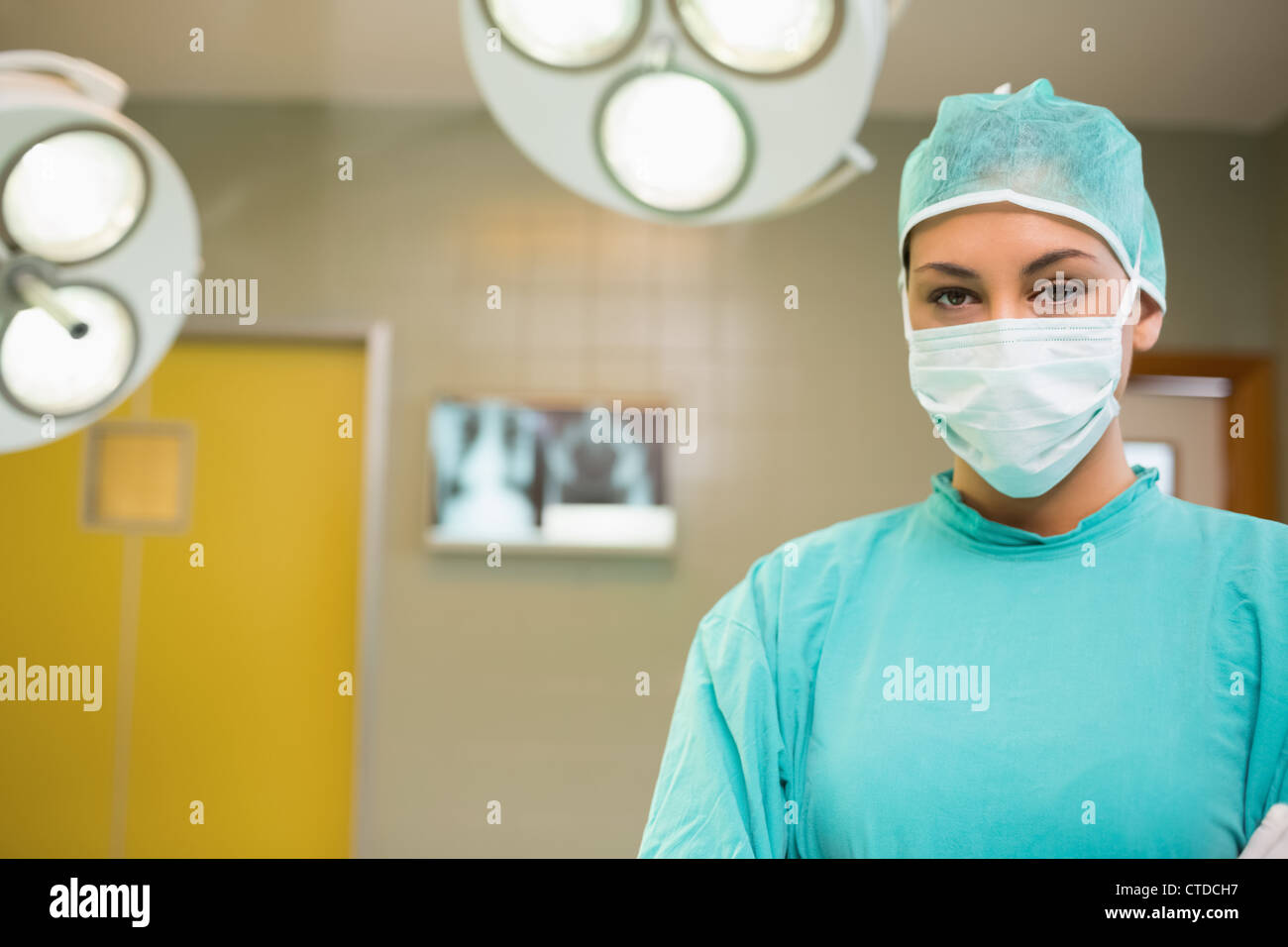 Ernsthafte Krankenschwester OP Kleidung Stockfoto