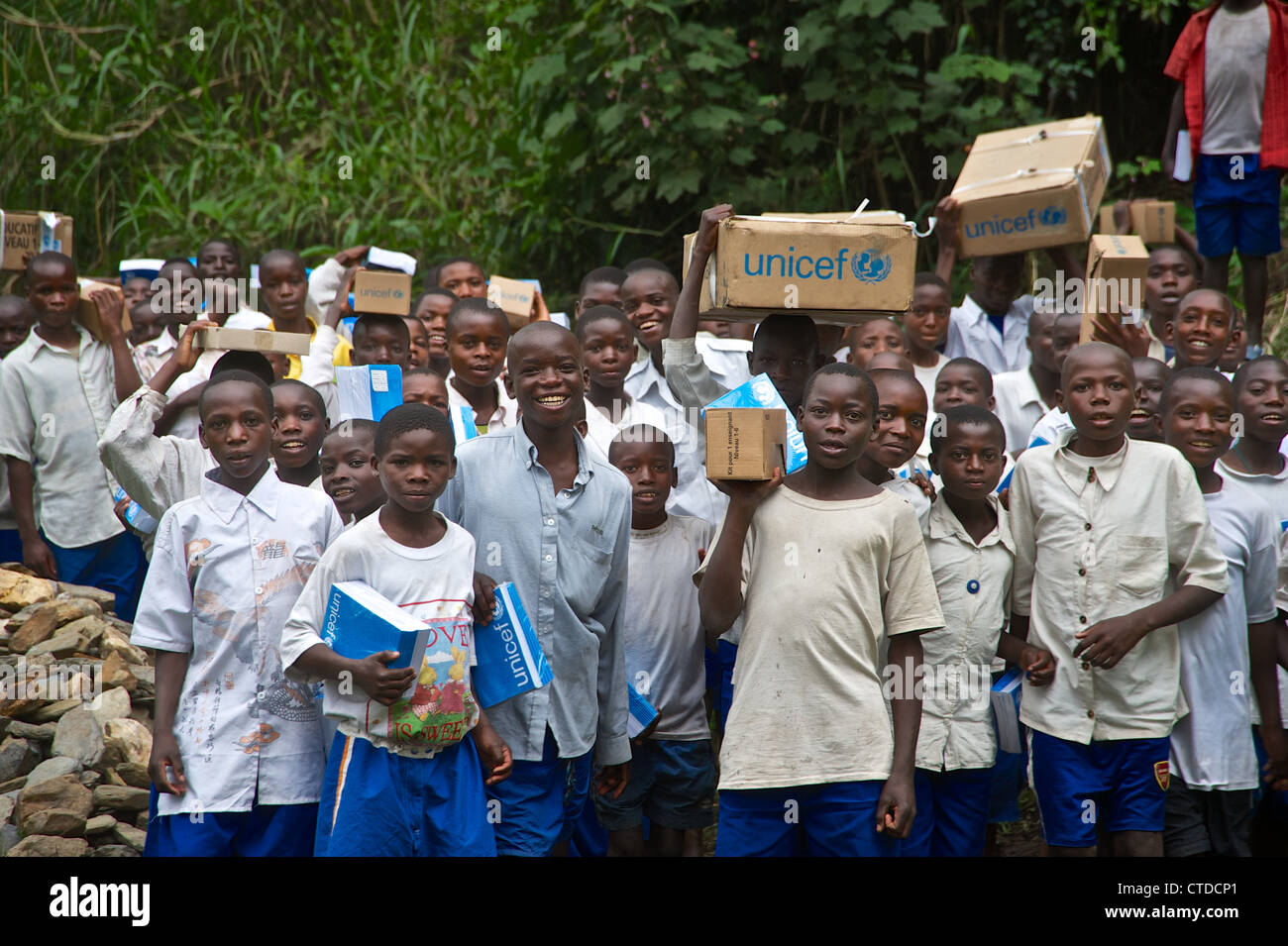Kinder mit Hilfe von UNICEF, demokratische Republik Kongo Stockfoto