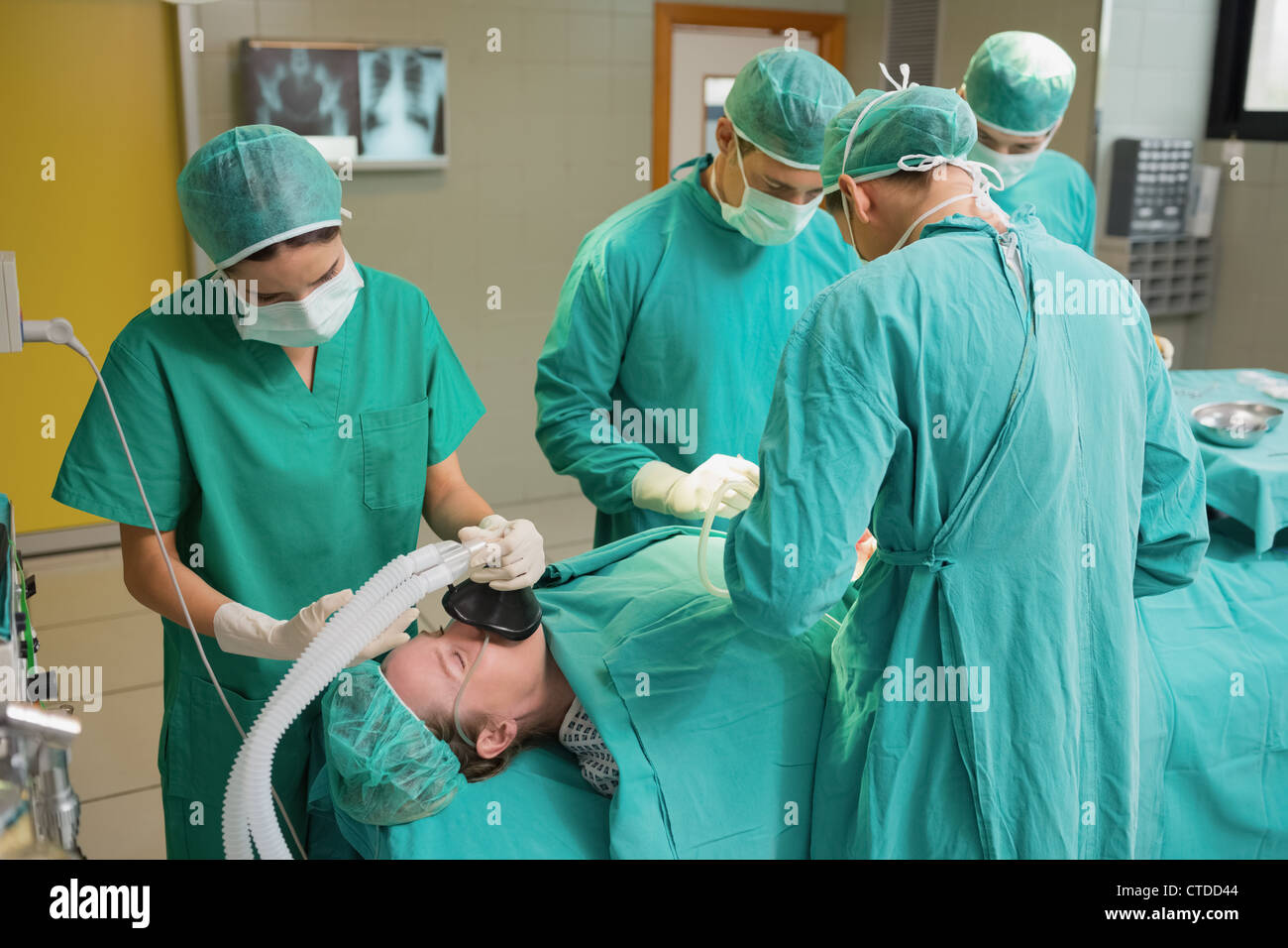 Patient liegt auf dem OP-Tisch neben Chirurgen Stockfoto