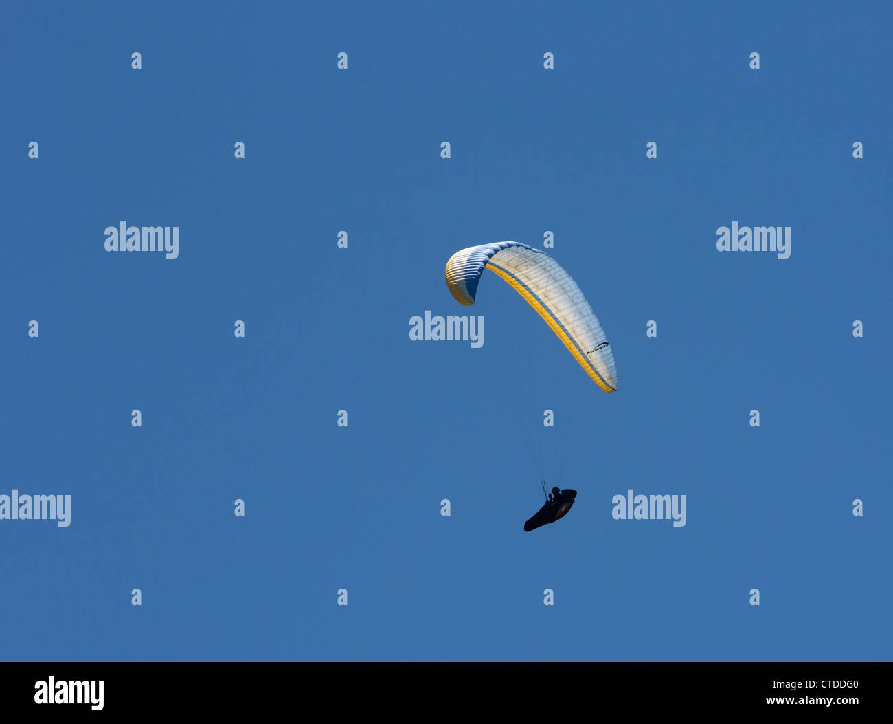 Twin Peaks, Kalifornien - ein Gleitschirm erhebt sich über dem San Gabriel Valley. Stockfoto