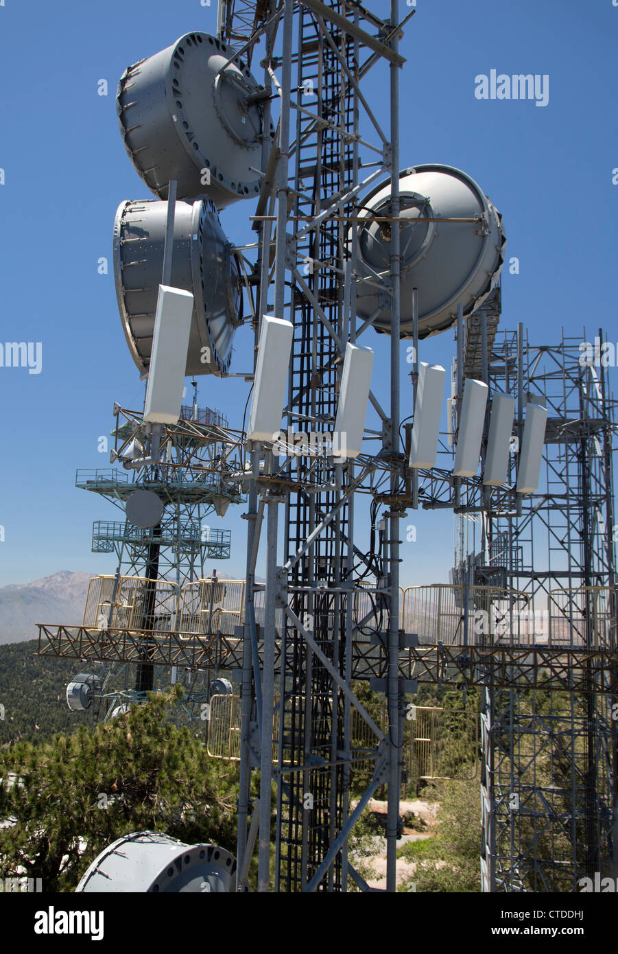 Twin Peaks, Kalifornien - Kommunikations-Turm Erdbeere Peak in den San Bernardino Mountains. Stockfoto