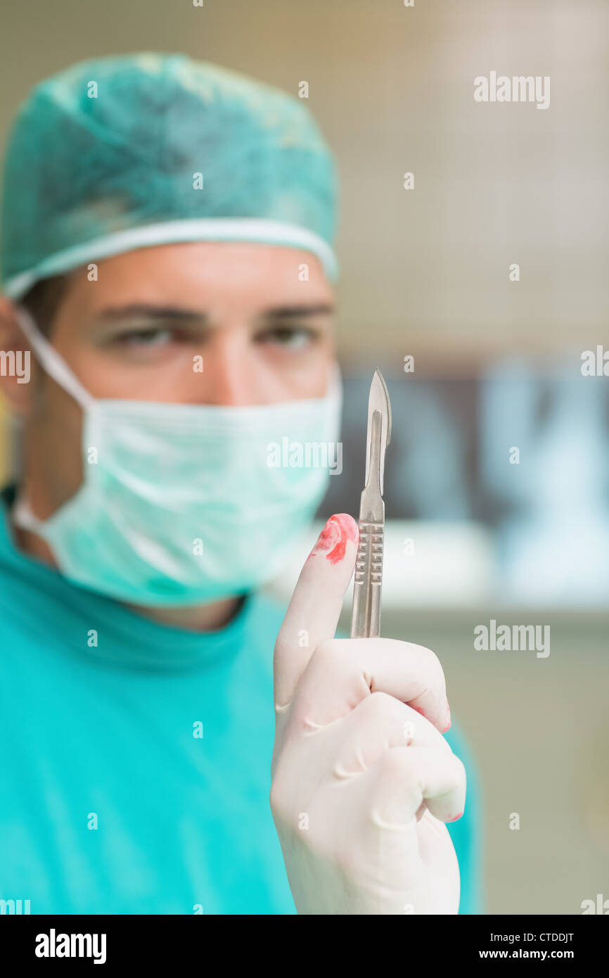 Ernst Chirurg mit einem chirurgischen Skalpell Stockfoto