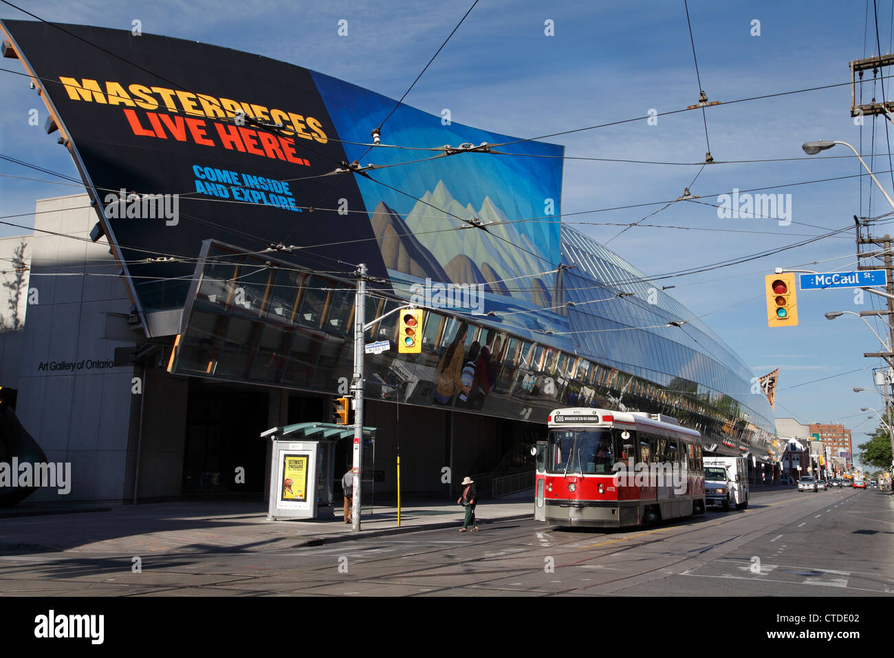 Toronto-Straßenbahn außerhalb der Art Gallery Of Ontario Gebäude In Toronto Juni 2012 Stockfoto
