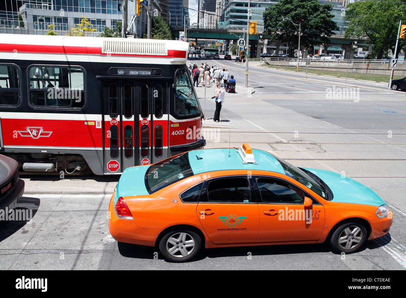 Toronto-Taxi und Straßenbahn hielt an der Kreuzung der Kais Quay West und York Street In Toronto Harbour Frontbereich Stockfoto