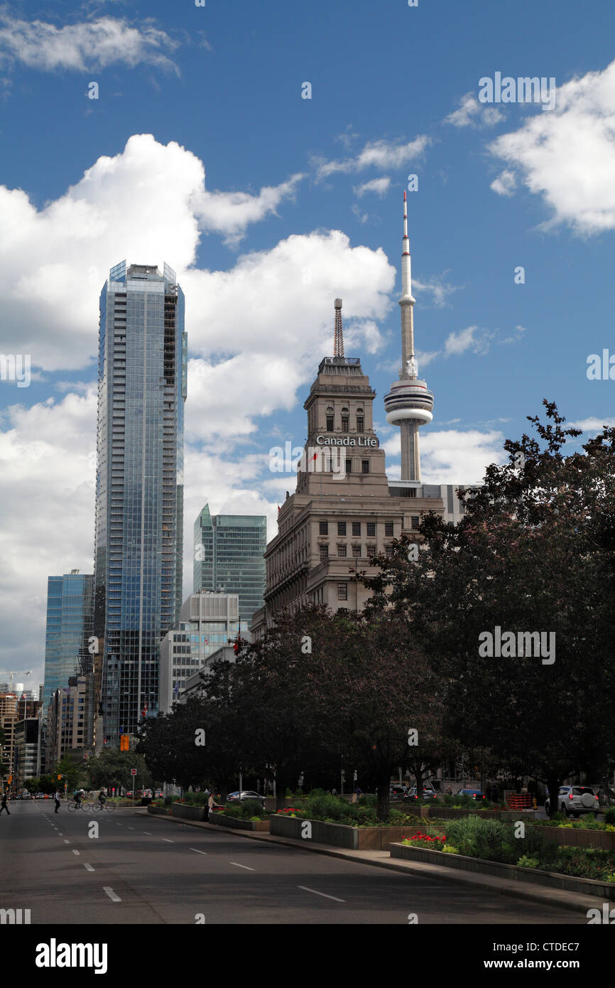 Universitätsallee In Toronto mit Canada Life Building und der CN Tower Stockfoto