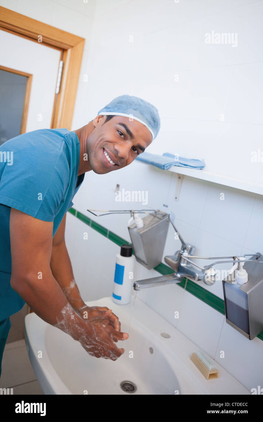 Glücklich männlichen Chirurg Hände waschen Stockfoto