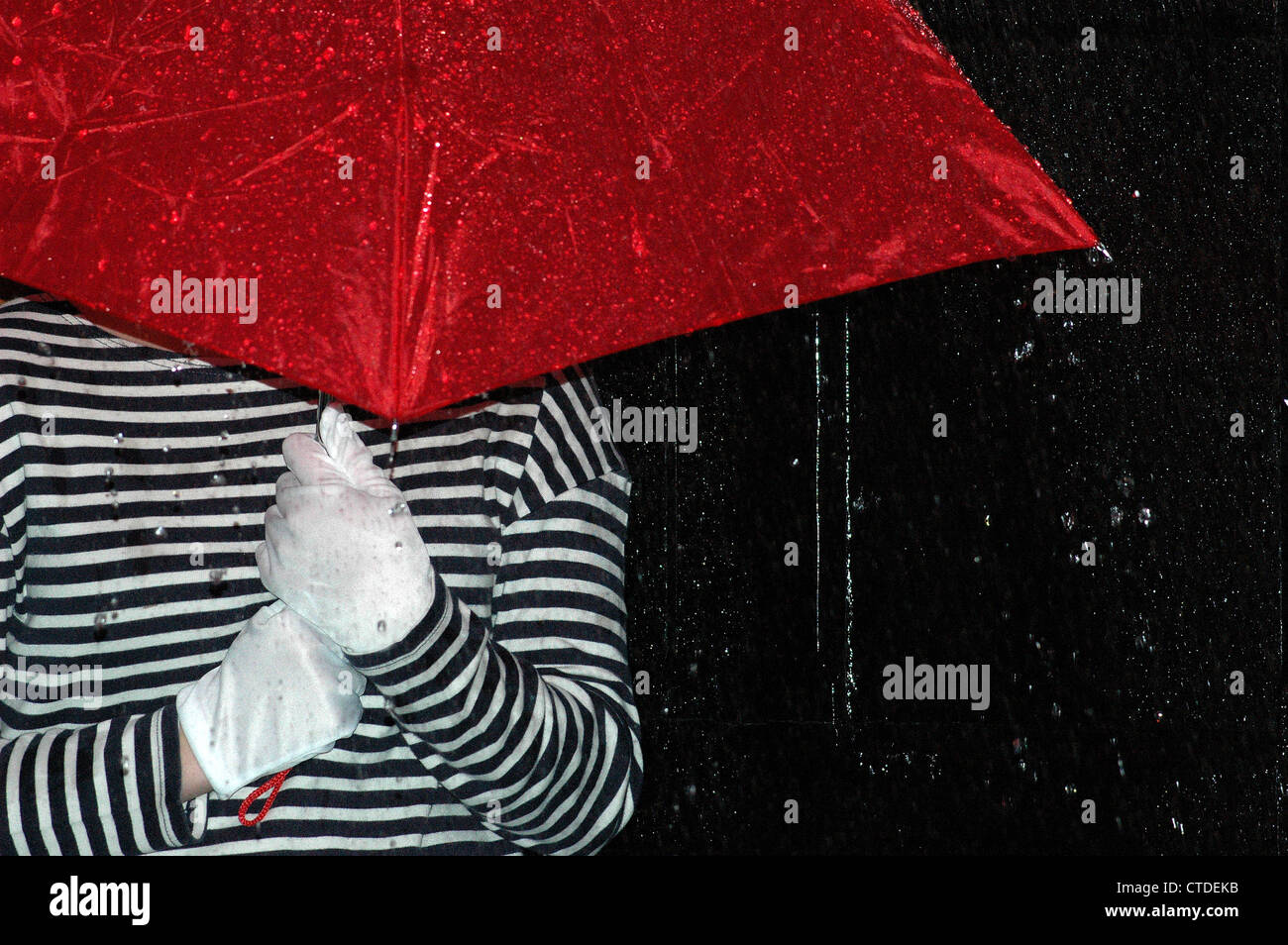 Pantomime und roten Regenschirm Stockfoto