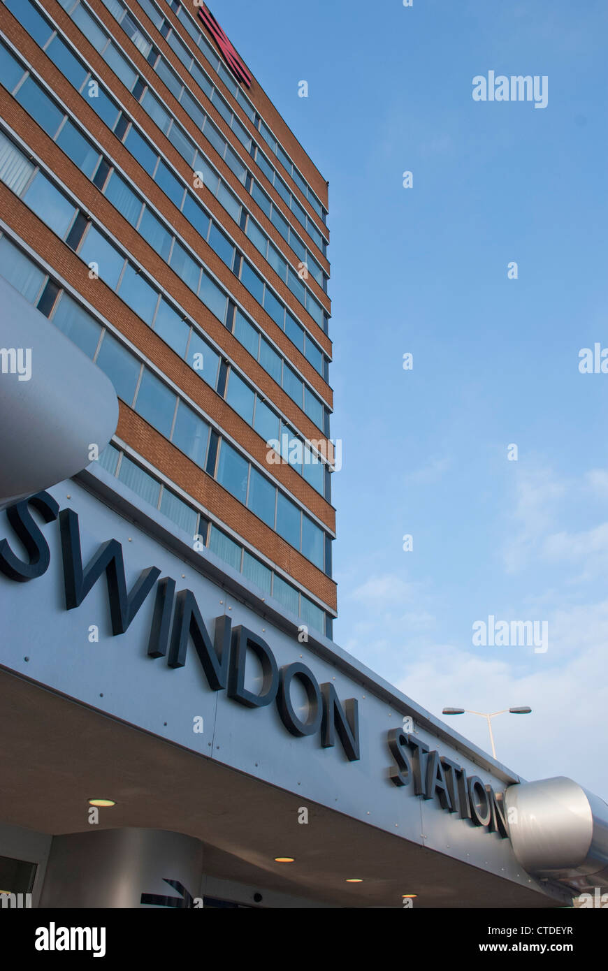 Der vorplatz von Swindon Railway Station mit dem Signal Point Büro über Gebäude. Stockfoto