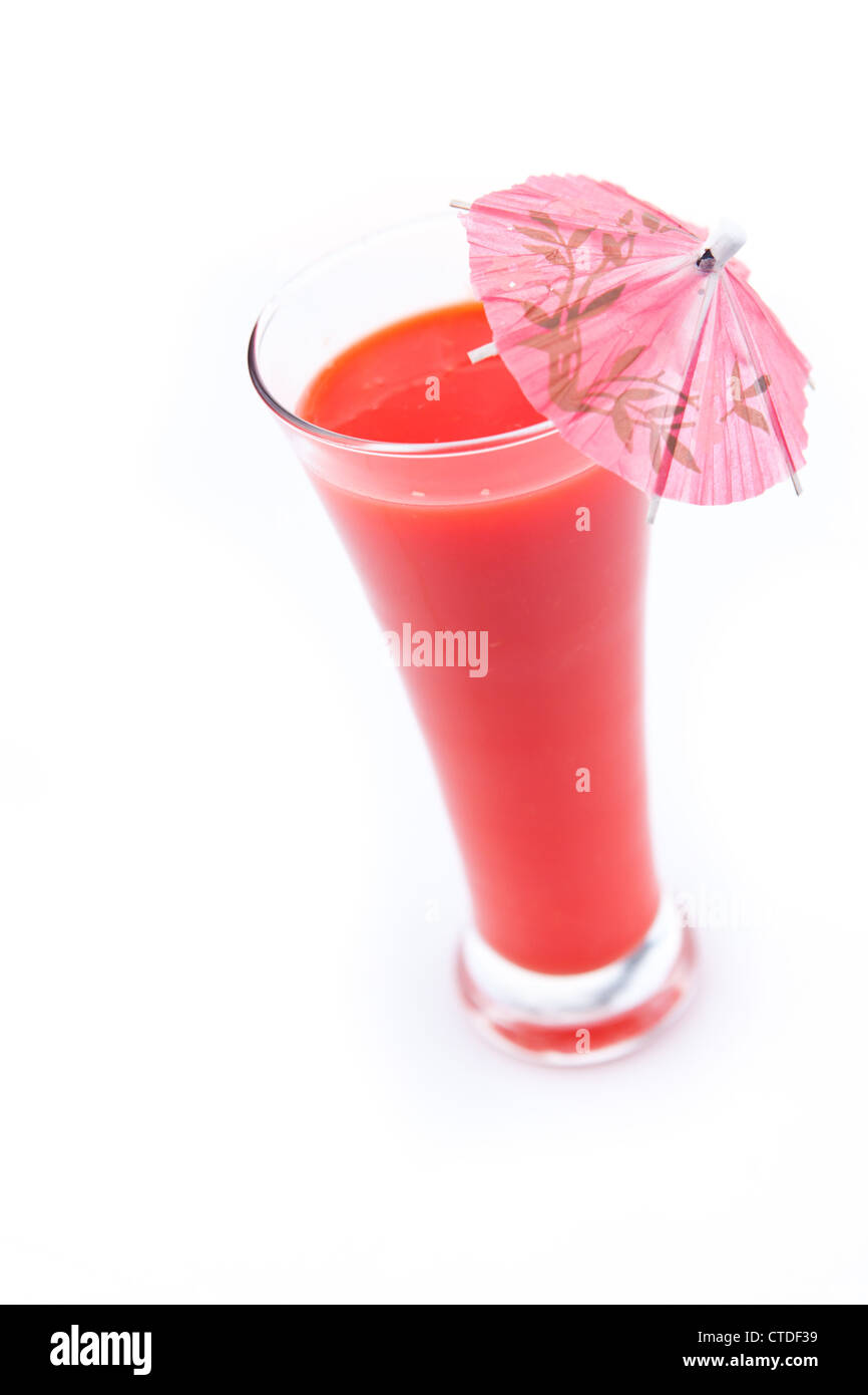 Cocktail Regenschirm in einem Beeren-Saft Stockfoto