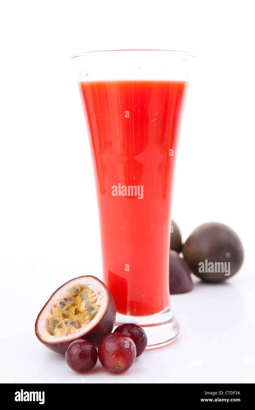 Volles Glas hinter Beeren Stockfoto