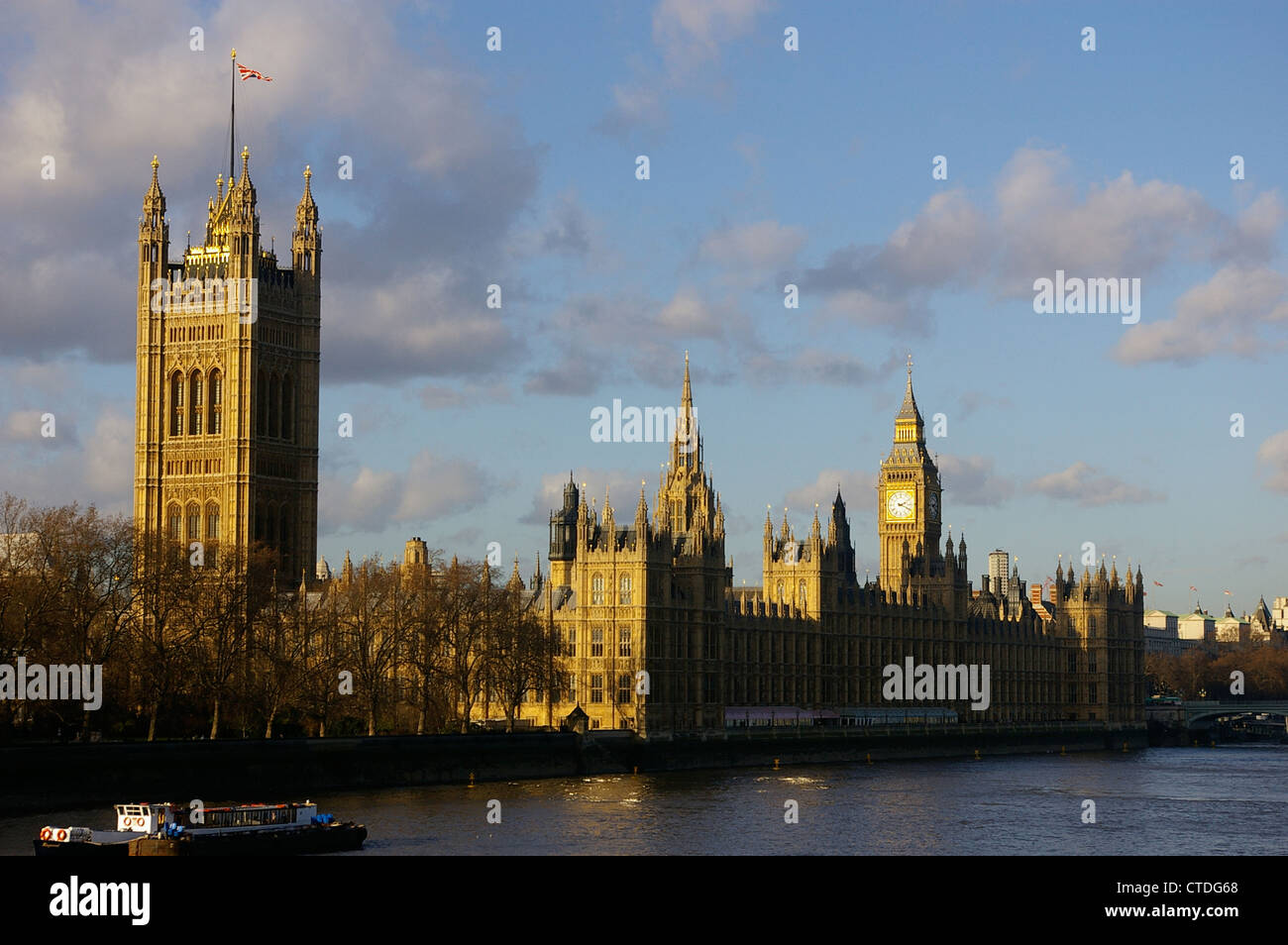 Der Palast von Westminster von der Themse entfernt, mit Big Ben im Hintergrund Stockfoto