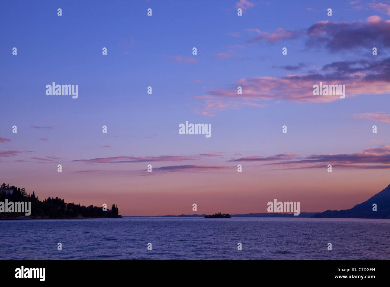 Entfernte Insel im berühmten italienischen Gardasee, nur nach Sonnenuntergang Stockfoto