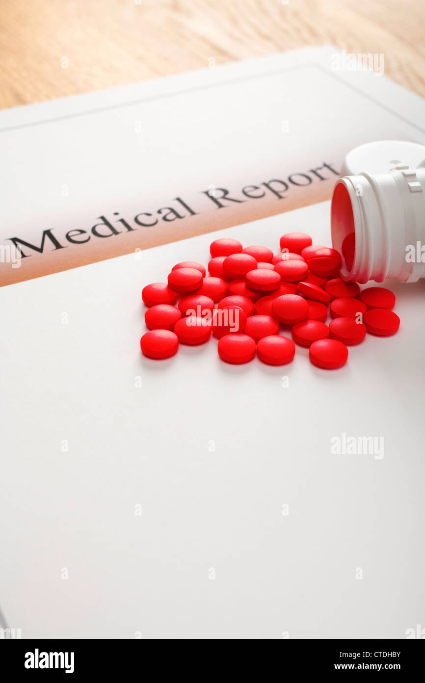 Ein medizinisches Gutachten auf einem hölzernen Tisch, eine weiße Pille Flasche verschütten rote Tabletten drauf. Stockfoto