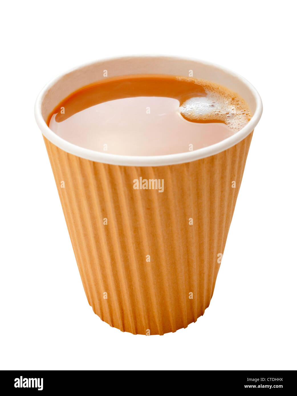 Kaffee mit Milch und Luftblasen in einem Einweg-Becher zum mitnehmen. Isoliert auf weißem, Clipping-Pfad enthalten. Stockfoto