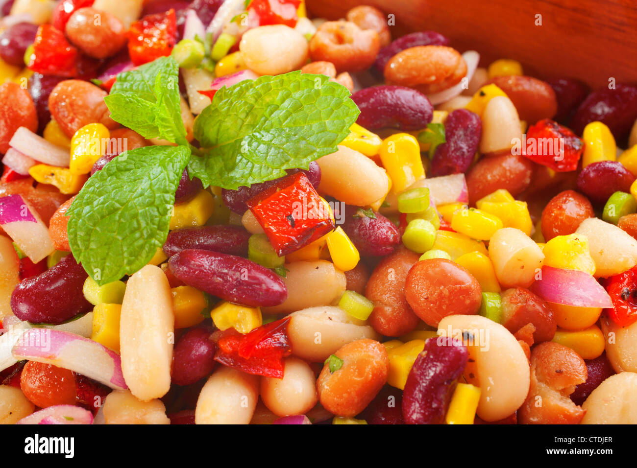 Drei Bohnen-Salat mit Mais, geröstete Paprika und roten Zwiebeln in einer Vinaigrette gewürfeltem. Stockfoto