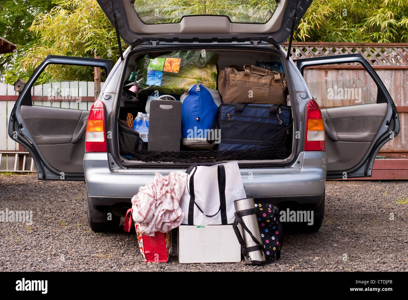 Gepäckbox auf dem Dach mit Auto voll mit Sachen für den Familienurlaub  Stockfotografie - Alamy