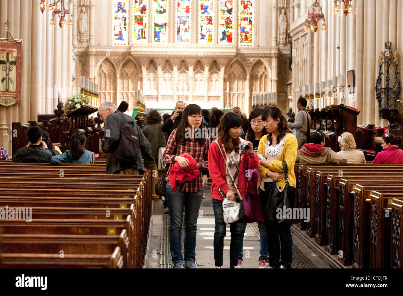 Japanische Touristen in der Abteikirche von Bath, Somerset UK Stockfoto