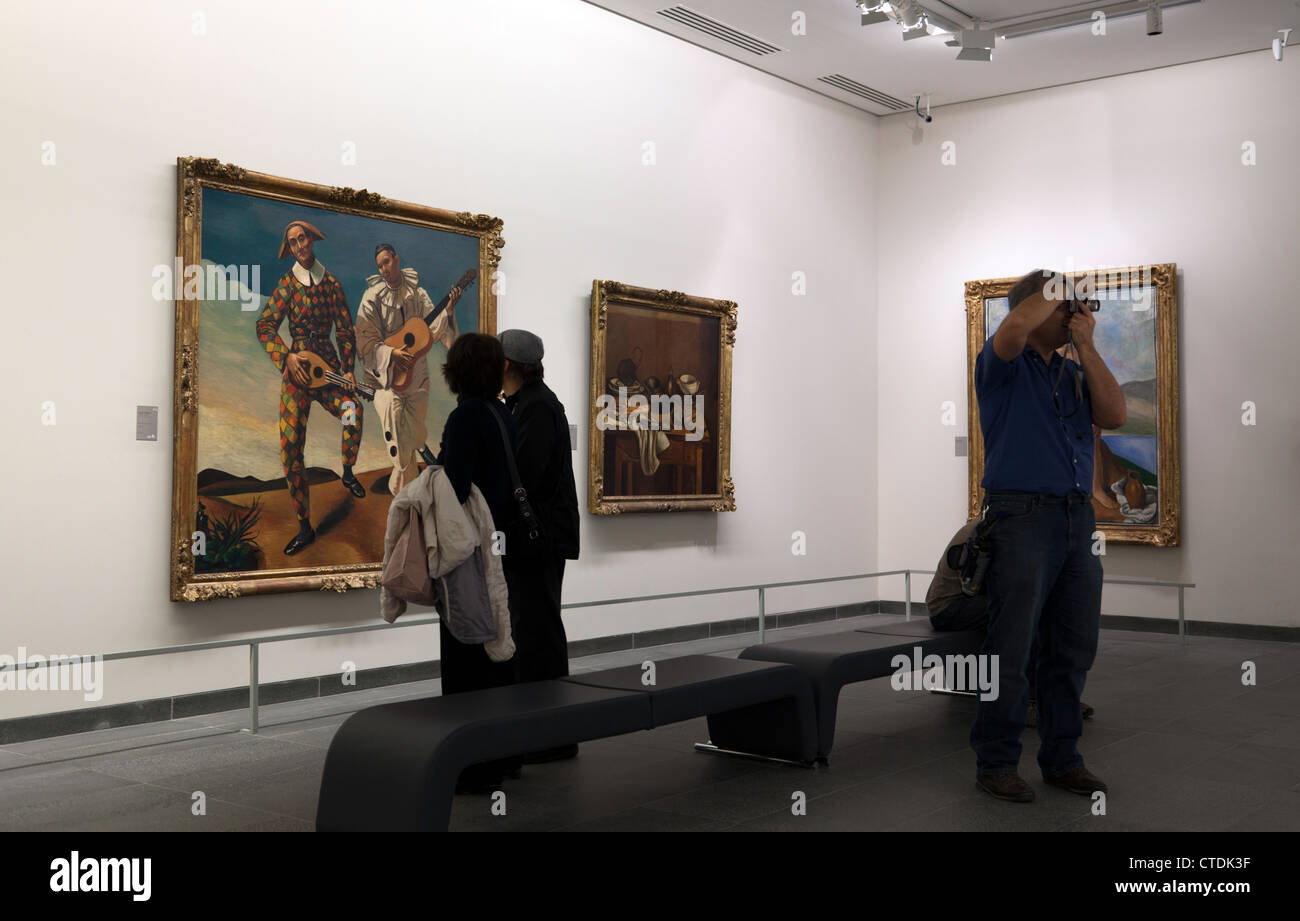 Personen suchen in Gemälde im Musée de l ' Orangerie in Paris. Stockfoto