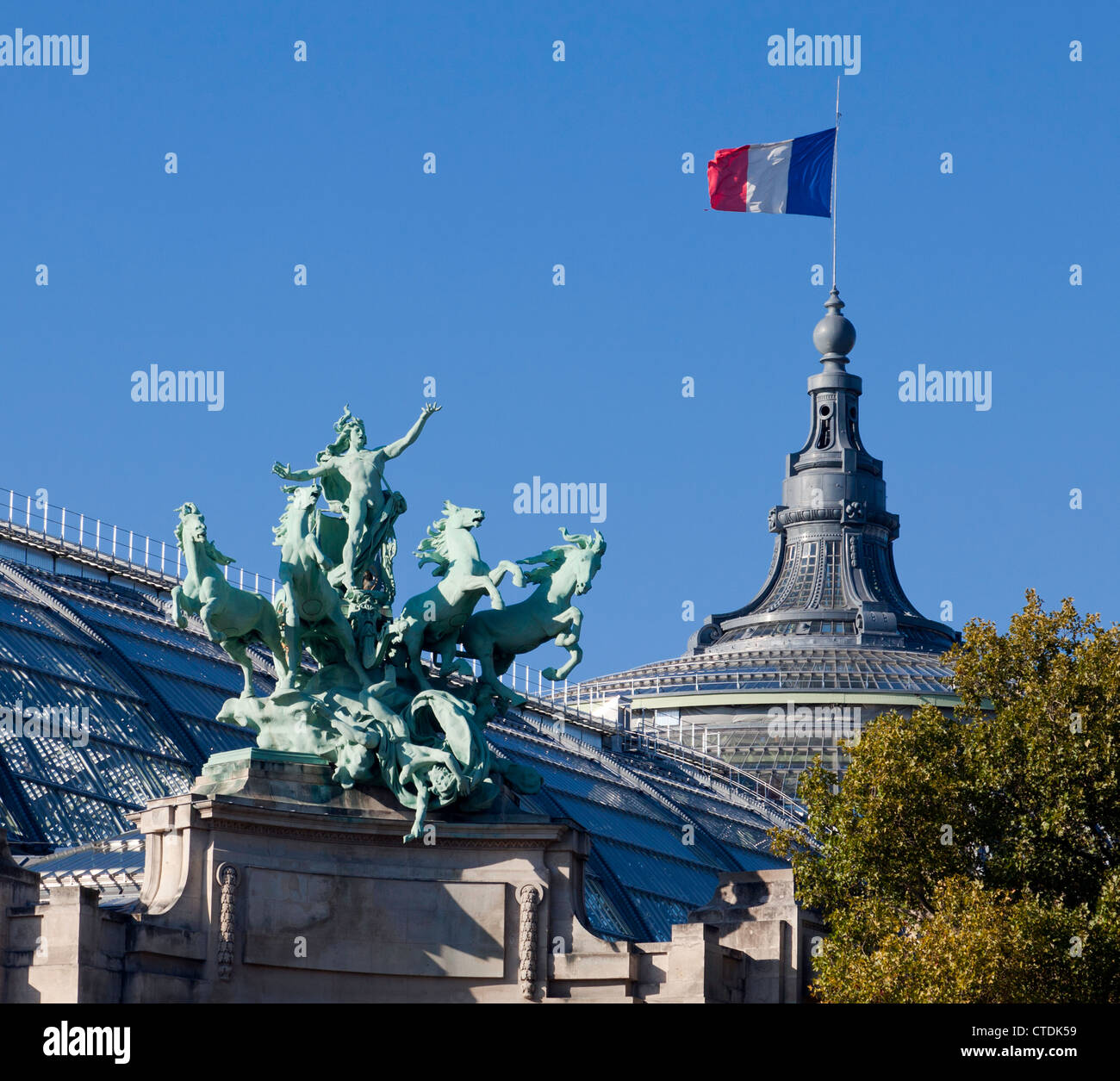 Eine monumentale bronzene Quadriga von Georges Récipon an der Spitze jeder Flügel der Hauptfassade des Grand Palais in Paris, Frankreich. Stockfoto