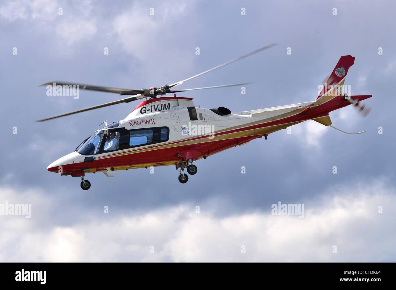 Agusta Westland AW109E Power Helikopter von Kingfisher Airlines abfliegen Farnborough Airport, UK betrieben. Stockfoto