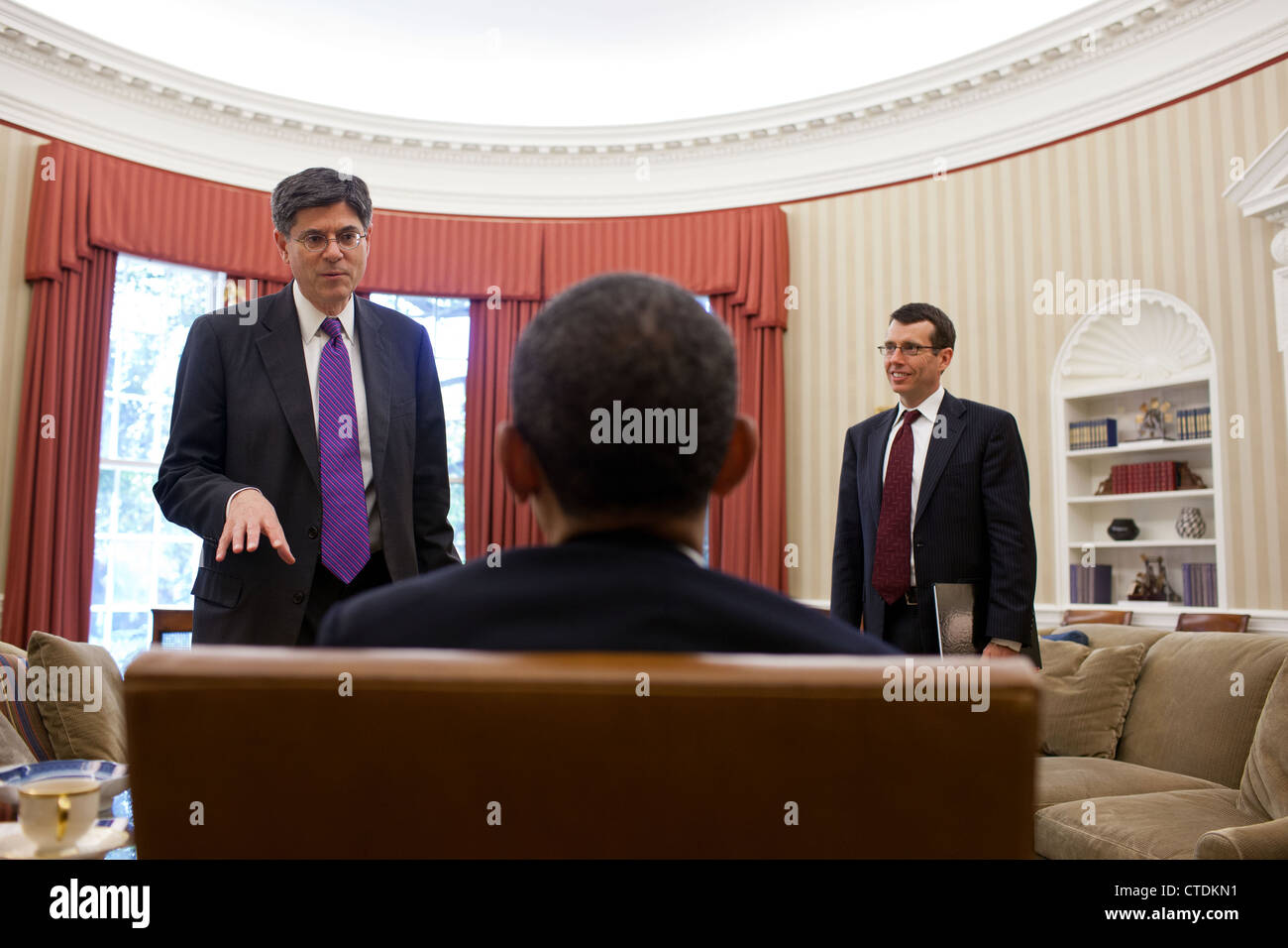 US-Präsident Barack Obama spricht mit Stabschef Jack Lew und Senior Advisor David Plouffe im Oval Office des weißen Hauses 4. Juni 2012. in Washington, DC. Stockfoto