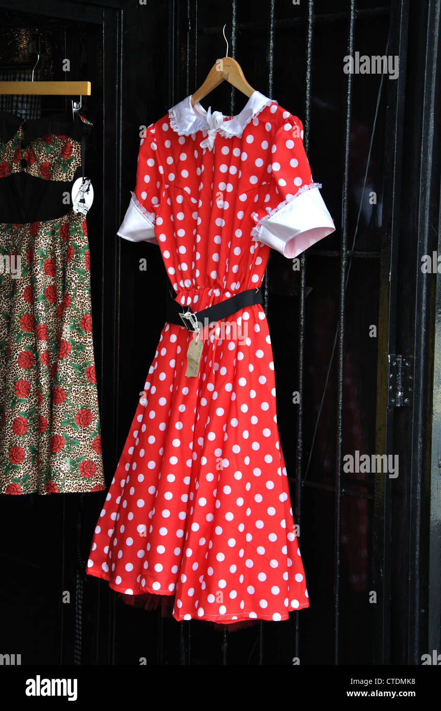 rote Polka Dot Kleid zu verkaufen, Whitby, North Yorkshire, England, UK Stockfoto