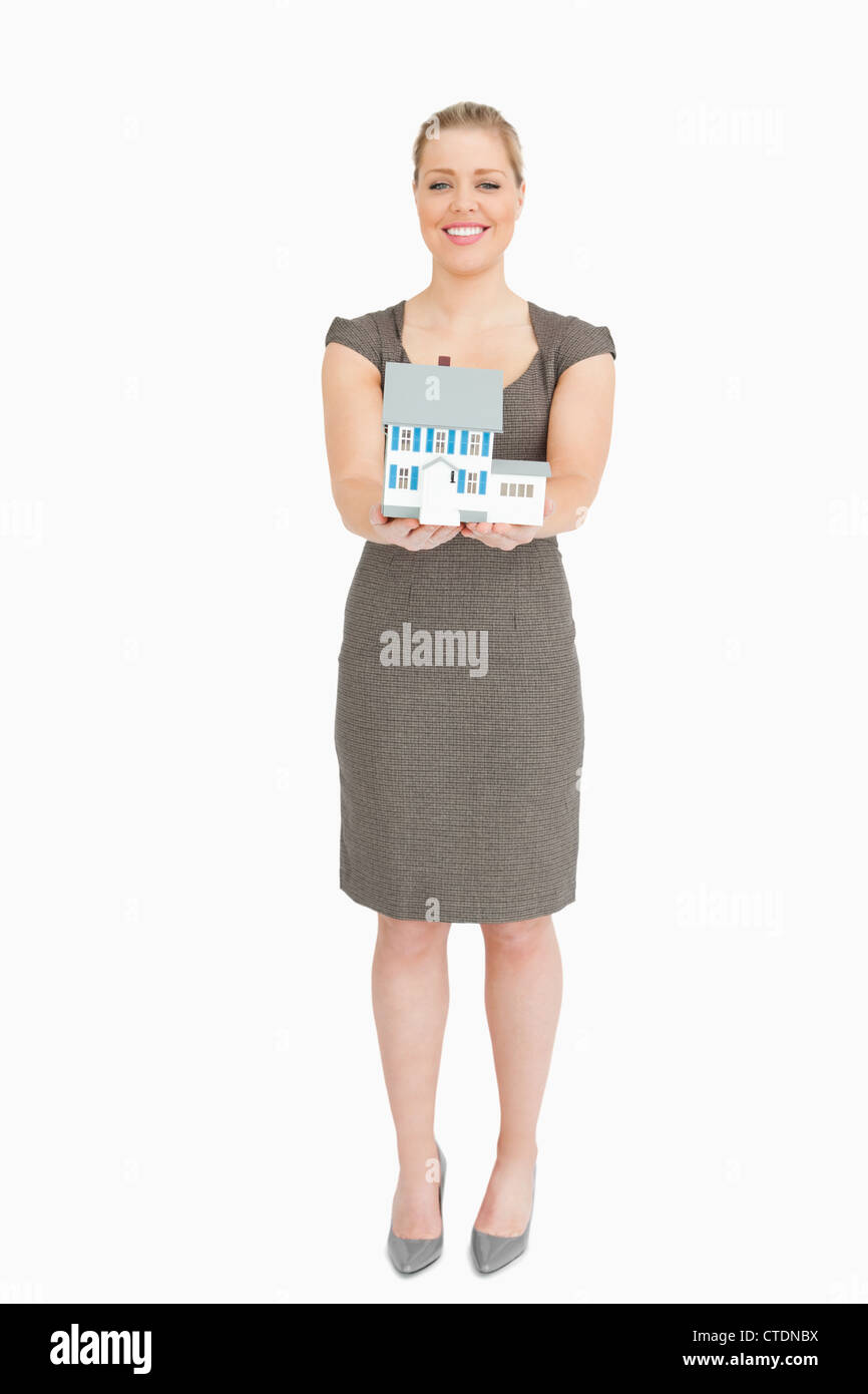 Geschäftsfrau zeigt ein Musterhaus Stockfoto