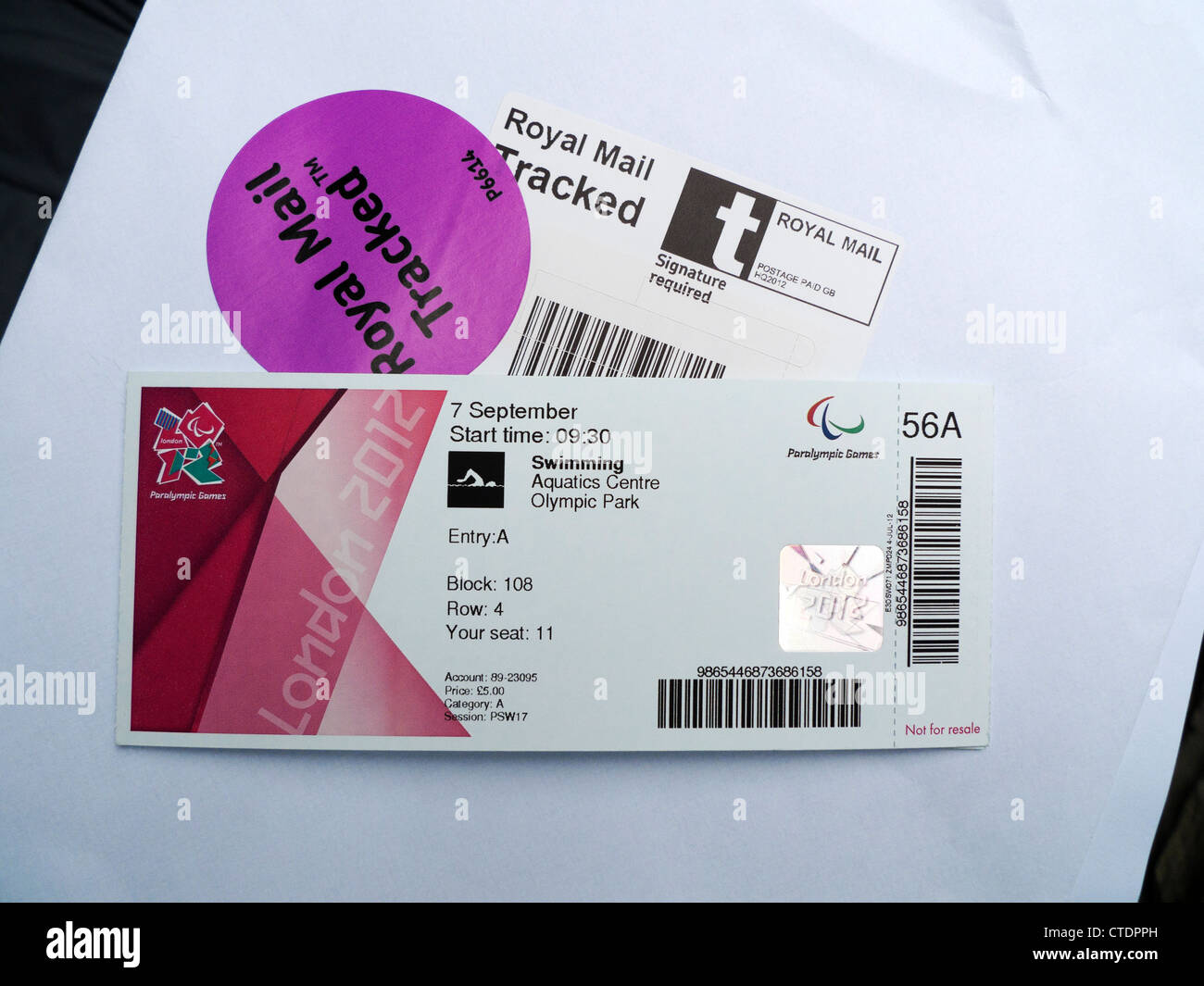 Paralympic-Tickets für die 2012 London Olympia Park Aquatic Centre sicher von Royal Mail verfolgt KATHY DEWITT geliefert Stockfoto