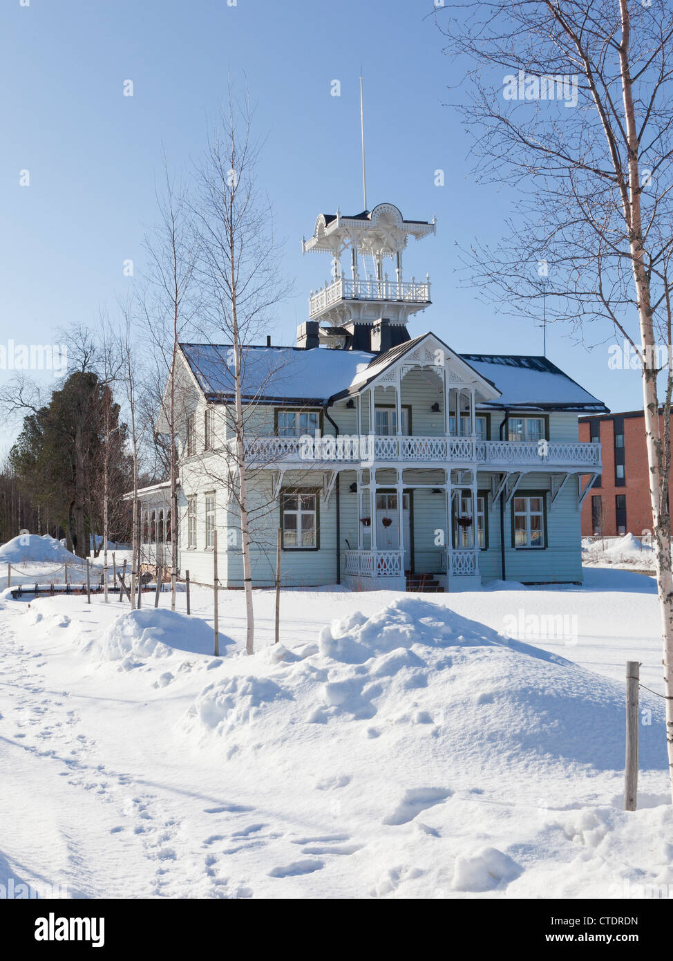 Eine wunderschön renovierte Holzhaus und Cafeteria in der Sonne in den finnischen winter Stockfoto
