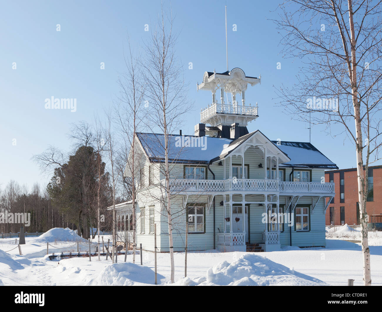 Eine wunderschön renovierte Holzhaus und Cafeteria in der Sonne in den finnischen winter Stockfoto