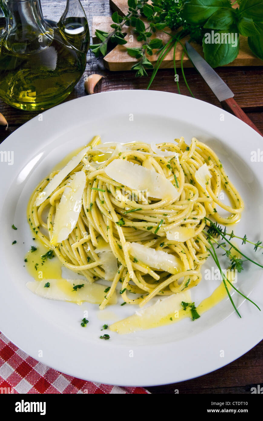 Spaghetti mit Kräuter: Rosmarin, Thymian, Oregano, Schnittlauch und Parmesan-Späne Stockfoto