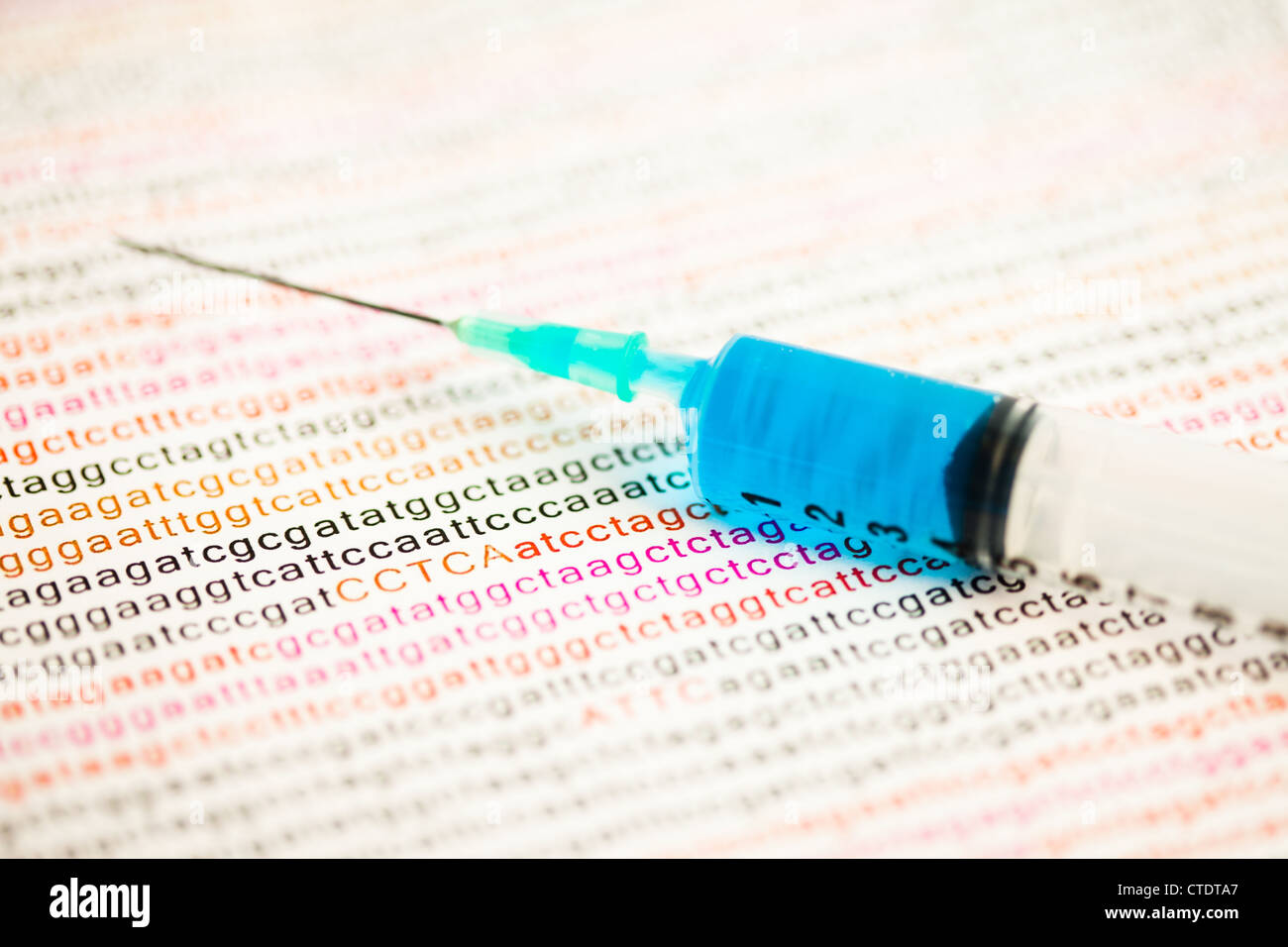 Spritze setzen auf DNA-Analyse Stockfoto