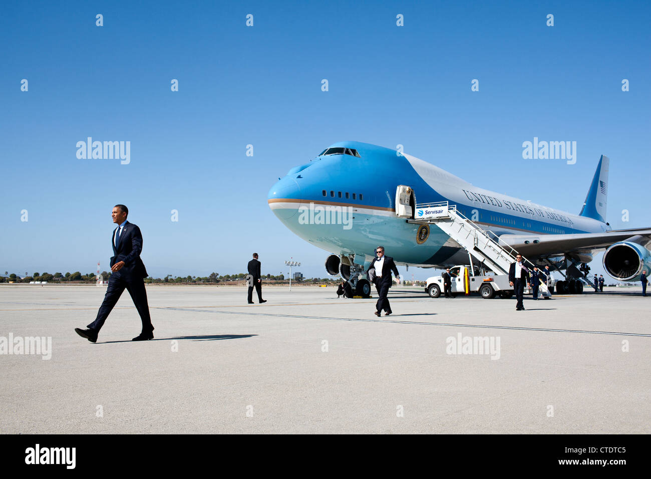 US-Präsident Barack Obama geht über den Asphalt nach der Ankunft auf der Air Force One am Los Angeles International Airport 6. Juni 2012 in Los Angeles, Kalifornien. Stockfoto