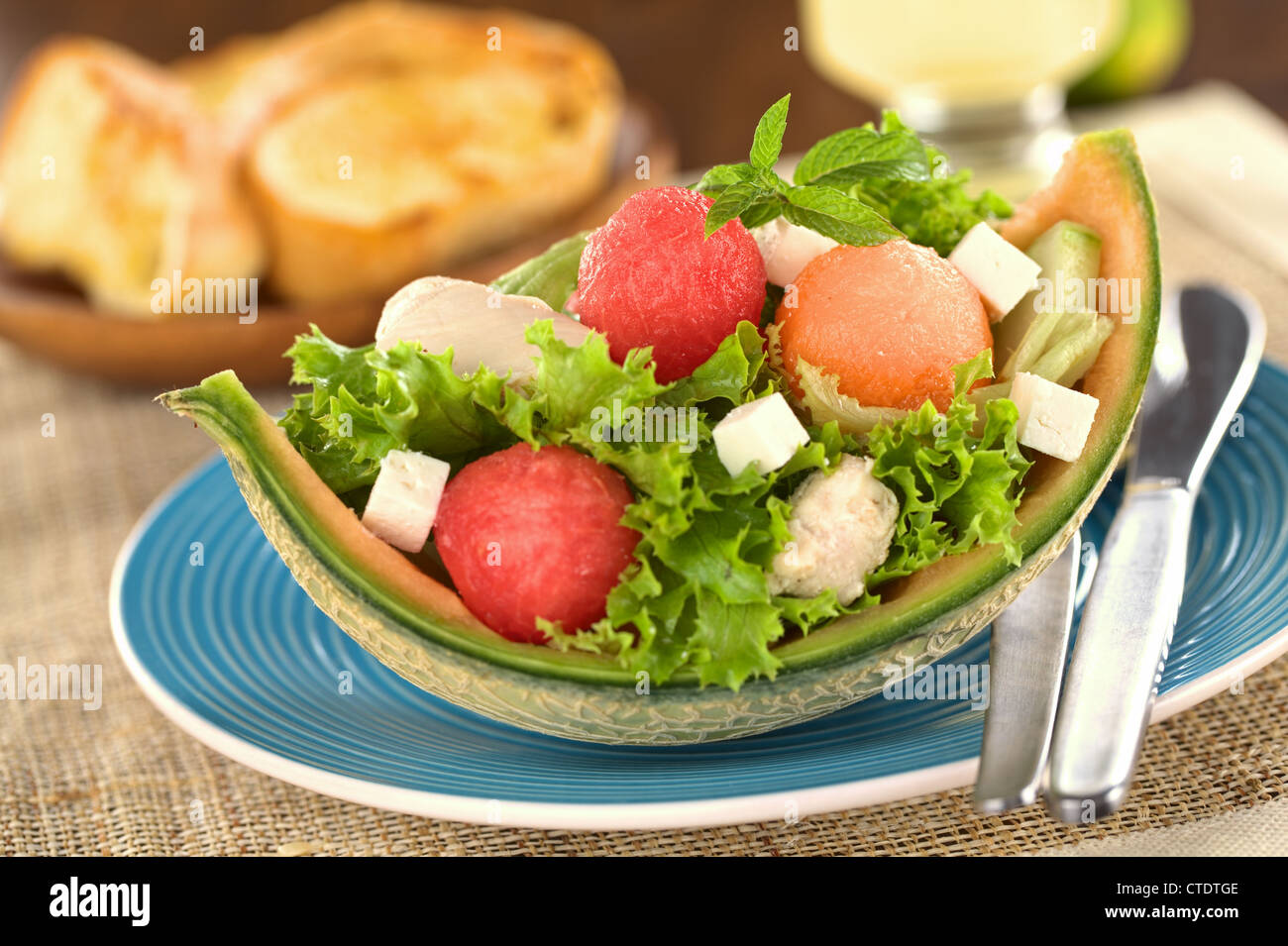 Frischer Salat aus Wassermelone, Melone Melone, Huhn, Gurken, Käse und Salat Stockfoto