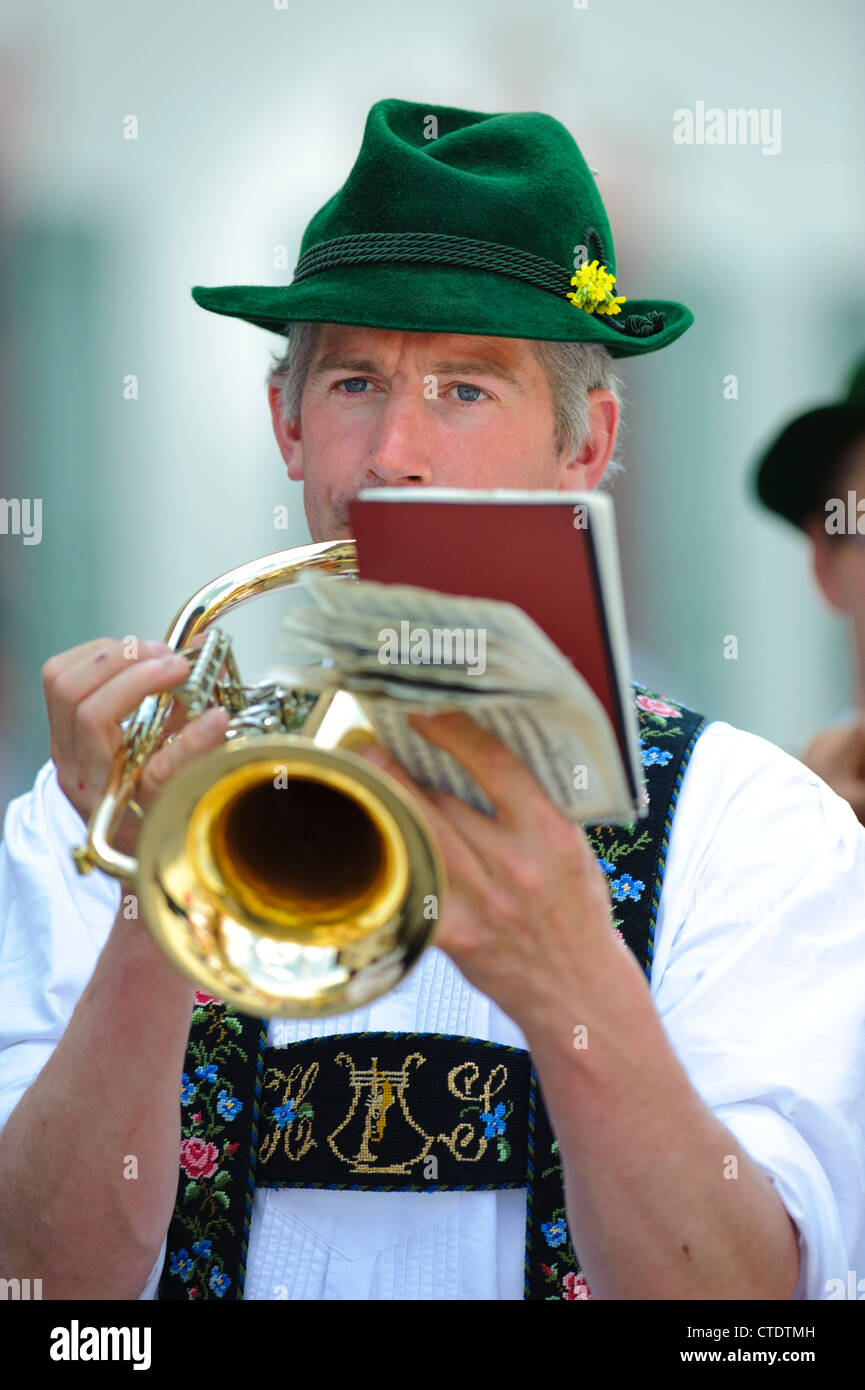 Musiker während einer öffentlichen Veranstaltung mit Trompete in einer traditionellen Musik der Blaskapelle in Bayern, Jachenau, Deutschland Stockfoto