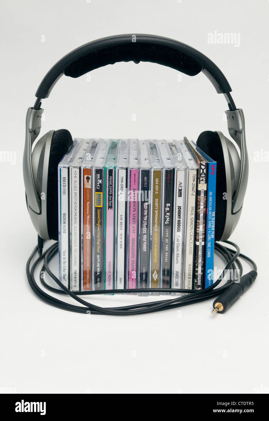 Kopfhörer um eine Reihe von CDs gewickelt Stockfoto